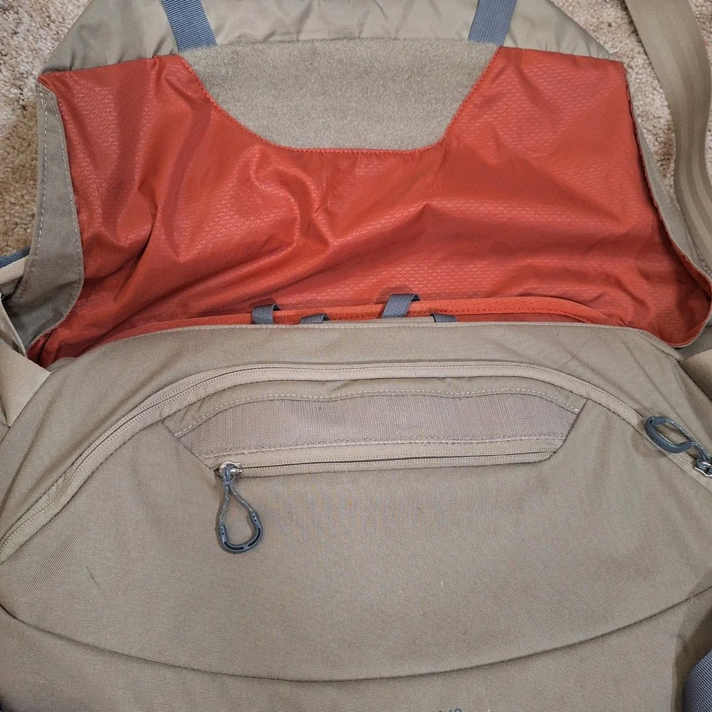 Osprey Metron 18 Sling Bag Laptop Messenger Cargo Rain Cover STAIN Read